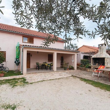 Lovely Apartment In Rovinj With Kitchen Extérieur photo