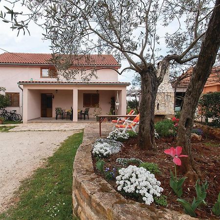 Lovely Apartment In Rovinj With Kitchen Extérieur photo