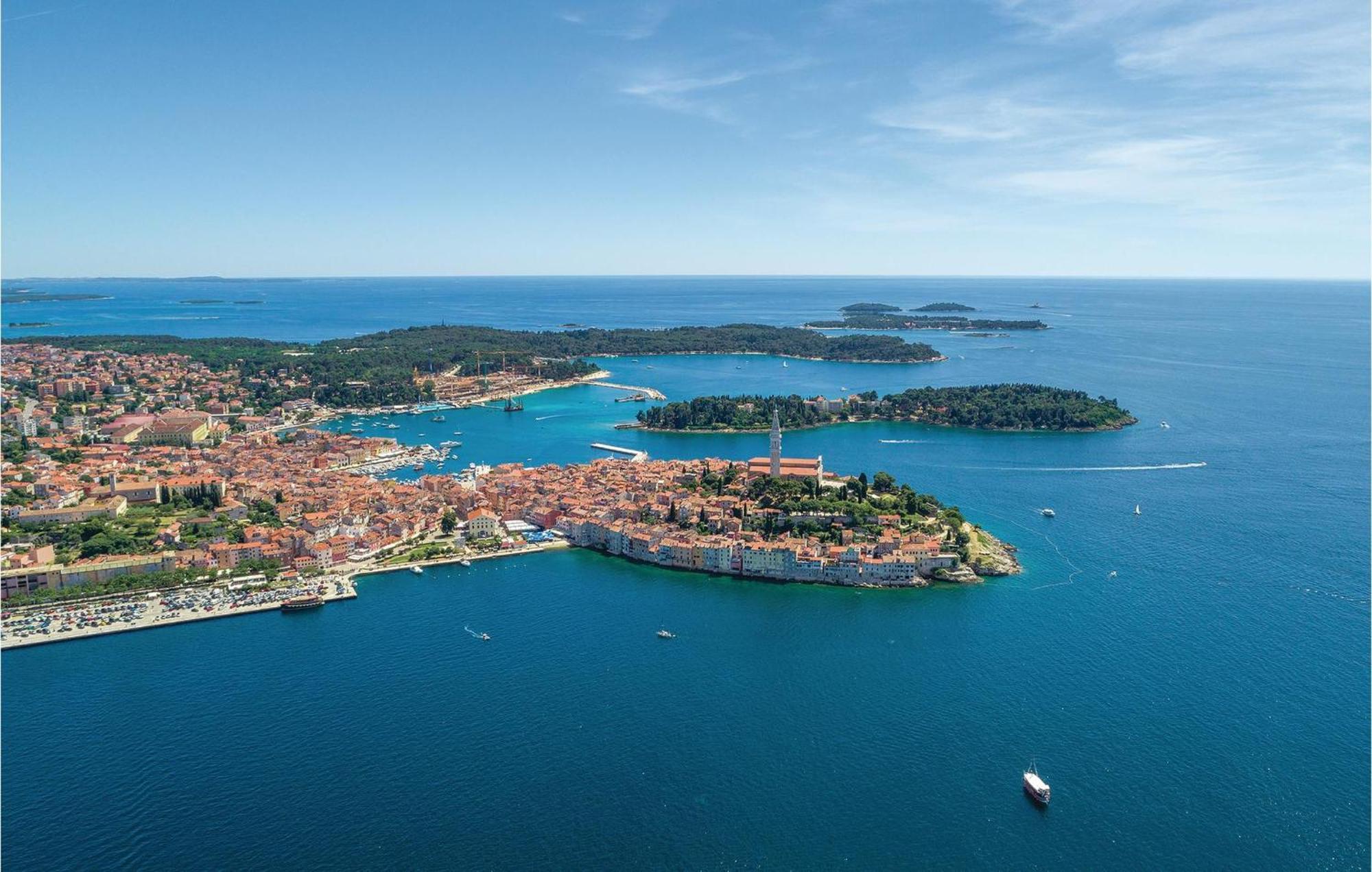 Lovely Apartment In Rovinj With Kitchen Extérieur photo