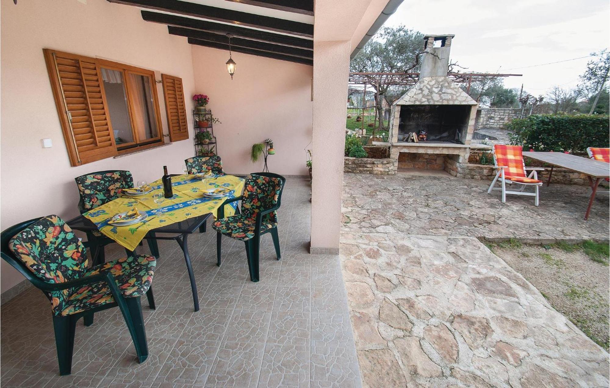 Lovely Apartment In Rovinj With Kitchen Extérieur photo
