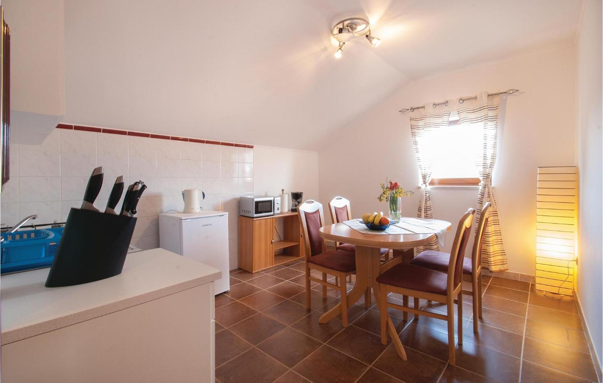 Lovely Apartment In Rovinj With Kitchen Extérieur photo