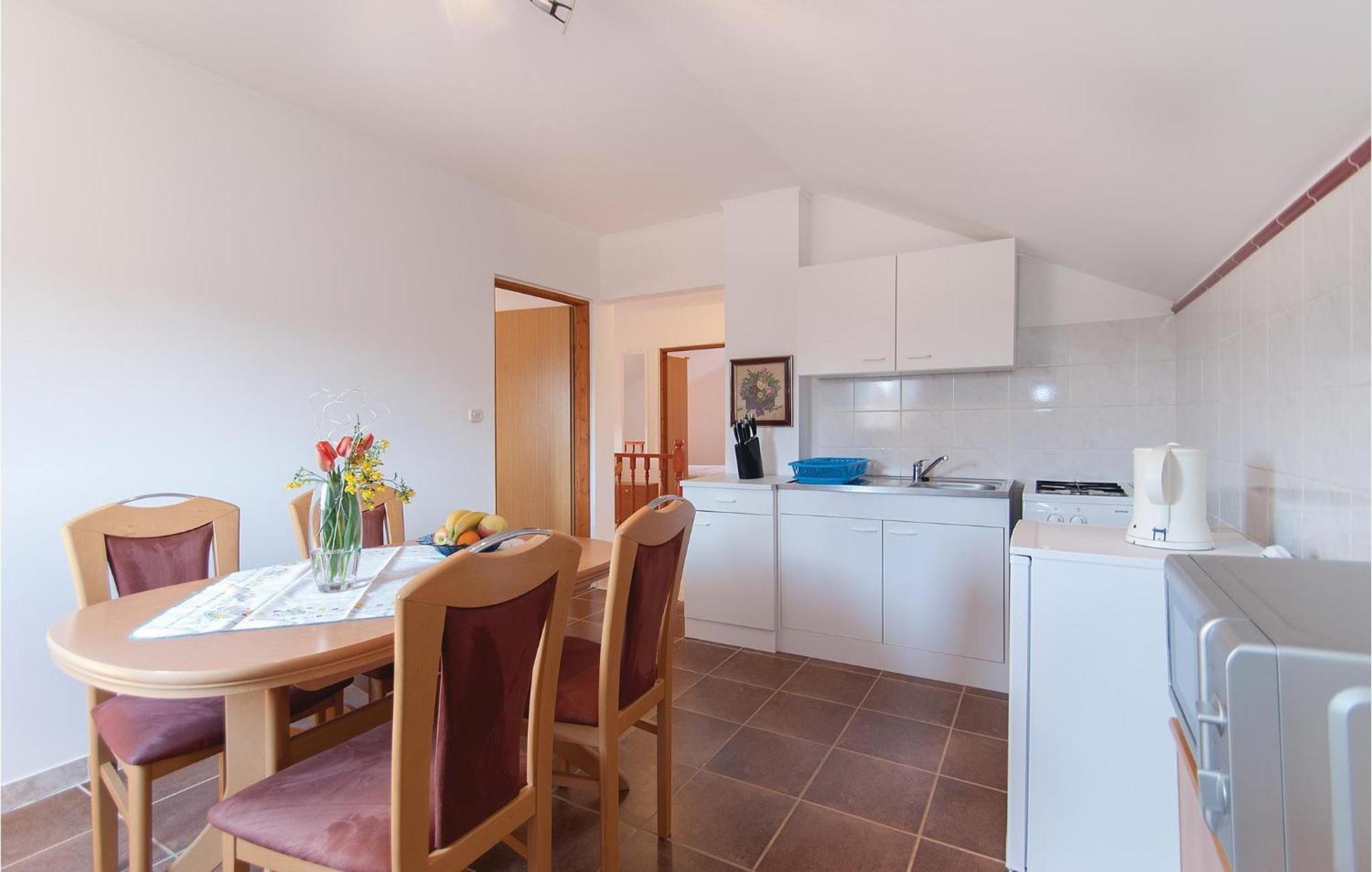 Lovely Apartment In Rovinj With Kitchen Extérieur photo