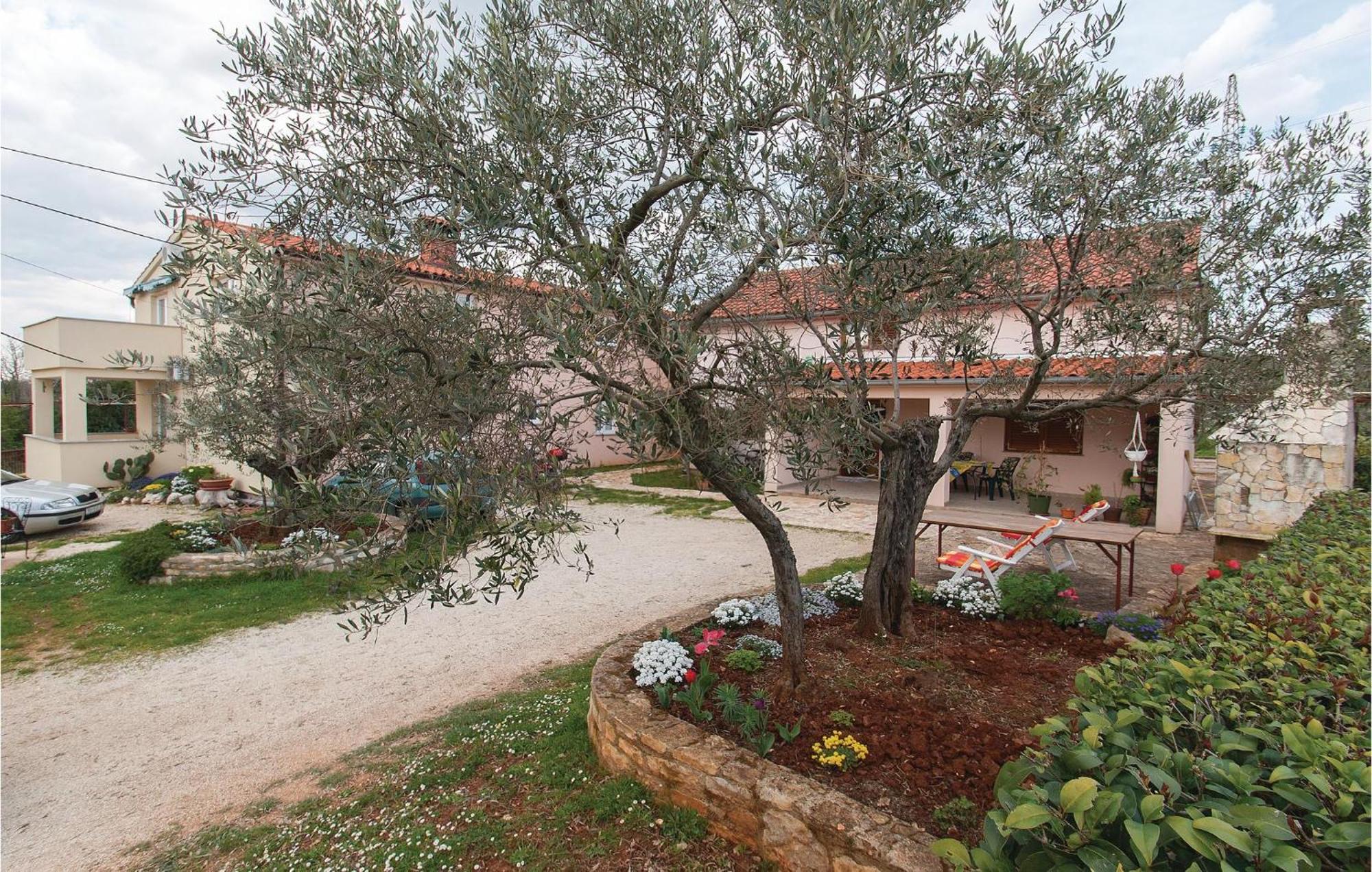 Lovely Apartment In Rovinj With Kitchen Extérieur photo